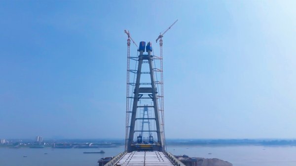 鼎冠优配 湖北当枝松高速枝江长江大桥南主塔封顶